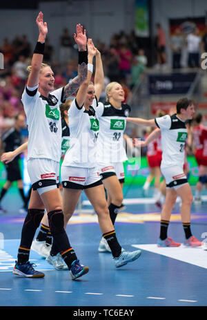 05. Juni 2019, Nordrhein-Westfalen, Hamm: Handball, Frauen: WM-Qualifikation, Deutschland - Kroatien, Europa, K.o.-Runde, 2 Qualifizieren, die zweite Beine. Nach dem Match, die Deutschen Spieler jubeln den Sieg und die Qualifikation für die WM in Japan. Foto: Guido Kirchner/dpa Stockfoto