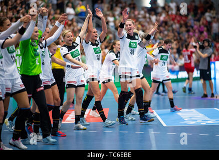 05. Juni 2019, Nordrhein-Westfalen, Hamm: Handball, Frauen: WM-Qualifikation, Deutschland - Kroatien, Europa, K.o.-Runde, 2 Qualifizieren, die zweite Beine. Nach dem Match, die Deutschen Spieler jubeln den Sieg und die Qualifikation für die WM in Japan. Foto: Guido Kirchner/dpa Stockfoto