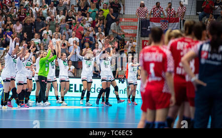 05. Juni 2019, Nordrhein-Westfalen, Hamm: Handball, Frauen: WM-Qualifikation, Deutschland - Kroatien, Europa, K.o.-Runde, 2 Qualifizieren, die zweite Beine. Nach dem Match, die Deutschen Spieler jubeln den Sieg und die Qualifikation für die WM in Japan. Foto: Guido Kirchner/dpa Stockfoto