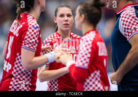 05. Juni 2019, Nordrhein-Westfalen, Hamm: Handball, Frauen: WM-Qualifikation, Deutschland - Kroatien, Europa, K.o.-Runde, 2 Qualifizieren, die zweite Beine. Kroatiens Dejana Milosavljeviv (M) wird auf dem Spielfeld nach dem Spiel. Foto: Guido Kirchner/dpa Stockfoto