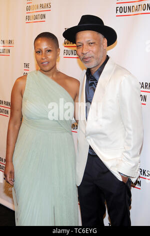 NEW YORK, NEW YORK - JUNI 4: (L-R) Chef Leslie Parks und Visual Artist Radcliffe Bailey an der 2019 Gordon Parks Foundation Awards Abendessen und Auktion roten Teppich feiern die Kunst & soziale Gerechtigkeit an Cipriani 42nd Street am 4. Juni 2019 in New York City statt. Foto: MPI 43/MediaPunch Stockfoto