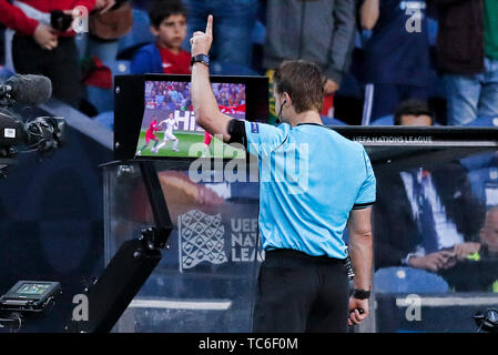 Porto, Portugal. 05 Juni, 2019. PORTO, 05-06-2019, Estadio Dragao, UEFA Nationen League Halbfinale. Schiedsrichter Felix Brych Kontrolle auf Feld review-Monitor per Video Schiedsrichterassistent (VAR) Christian Dingert während des Spiels Portugal - Schweiz empfohlen. Credit: Pro Schüsse/Alamy leben Nachrichten Stockfoto