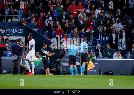 Porto, Portugal. 05 Juni, 2019. PORTO, 05-06-2019, Estadio Dragao, UEFA Nationen League Halbfinale. Schiedsrichter Felix Brych Kontrolle auf Feld review-Monitor per Video Schiedsrichterassistent (VAR) Christian Dingert während des Spiels Portugal - Schweiz empfohlen. Credit: Pro Schüsse/Alamy leben Nachrichten Stockfoto