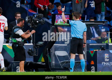 Porto, Portugal. 05 Juni, 2019. PORTO, 05-06-2019, Estadio Dragao, UEFA Nationen League Halbfinale. Schiedsrichter Felix Brych Kontrolle auf Feld review-Monitor per Video Schiedsrichterassistent (VAR) Christian Dingert während des Spiels Portugal - Schweiz empfohlen. Credit: Pro Schüsse/Alamy leben Nachrichten Stockfoto