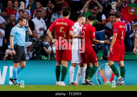 Porto, Portugal. 05 Juni, 2019. PORTO, 05-06-2019, Estadio Dragao, UEFA Nationen League Halbfinale. Schiedsrichter Felix Brych (L) anhören Video Schiedsrichterassistent (VAR) Christian Dingert während des Spiels Portugal - Schweiz. Credit: Pro Schüsse/Alamy leben Nachrichten Stockfoto