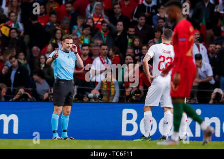 Porto, Portugal. 05 Juni, 2019. PORTO, 05-06-2019, Estadio Dragao, UEFA Nationen League Halbfinale. Schiedsrichter Felix Brych (L) anhören Video Schiedsrichterassistent (VAR) Christian Dingert während des Spiels Portugal - Schweiz. Credit: Pro Schüsse/Alamy leben Nachrichten Stockfoto