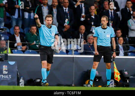 Porto, Portugal. 05 Juni, 2019. PORTO, 05-06-2019, Estadio Dragao, UEFA Nationen League Halbfinale. Schiedsrichter Felix Brych Kontrolle auf Feld review-Monitor per Video Schiedsrichterassistent (VAR) Christian Dingert während des Spiels Portugal - Schweiz empfohlen. Credit: Pro Schüsse/Alamy leben Nachrichten Stockfoto