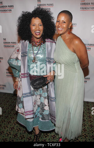 NEW YORK, NEW YORK - JUNI 4: (L-R) Schauspielerin/Philanthrop Sherry Bronfman und Chef Leslie Parks besuchen die 2019 Gordon Parks Foundation Awards Abendessen und Auktion roten Teppich feiern die Kunst & soziale Gerechtigkeit an Cipriani 42nd Street am 4. Juni 2019 in New York City statt. Foto: MPI 43/MediaPunch Stockfoto