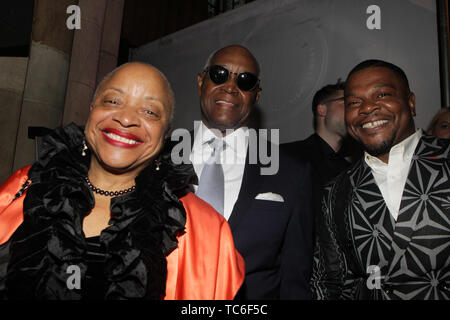 NEW YORK, NEW YORK - JUNI 4: (L-R) Fotografische Historiker/Thema/Arts Erzieher Dr. Deb Willis, Dr. Hank Thomas und Visual Artist Kehinde Wiley (Honoree) nehmen an der 2019 Gordon Parks Foundation Awards Abendessen und Auktion roten Teppich feiern die Kunst & soziale Gerechtigkeit an Cipriani 42nd Street am 4. Juni 2019 in New York City statt. Foto: MPI 43/MediaPunch Stockfoto