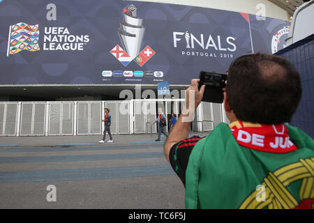 Porto, Portugal. 5. Juni 2019. Fans nehmen Sie Bilder vor dem UEFA Nationen League Halbfinale Fußballspiel Portugal Schweiz vs, im Dragao Stadion, am 5. Juni 2019 in Porto, Portugal. Credit: Pedro Fiuza/ZUMA Draht/Alamy leben Nachrichten Stockfoto