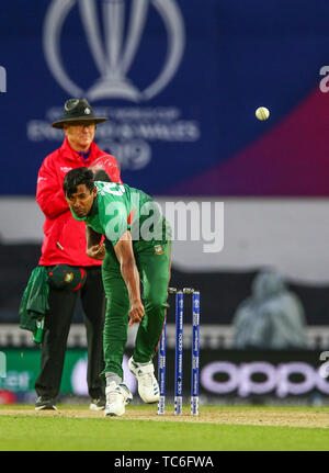 London, Großbritannien. 06 Juni, 2019. 5. Juni 2019; Die Ovale, London, England; ICC World Cup Cricket, Bangladesch gegen Neuseeland; Mustafizur Rahman aus Bangladesch bowling Credit: Aktion Plus Sport Bilder/Alamy leben Nachrichten Stockfoto