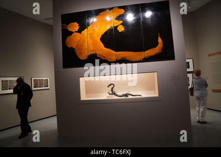 Washington, June 5. 18th Aug, 2019. People visit the exhibition "The Life of Animals in Japanese Art" at the National Gallery of Art in Washington, DC, the United States, on June 5, 2019. The exhibition features more than 300 works from 66 Japanese and 30 American public and private collections. It will last until Aug. 18, 2019. Credit: Liu Jie/Xinhua/Alamy Live News Stockfoto