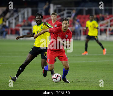 Washington DC, USA. 5. Juni 2019. Usa Männer Nationalmannschaft Defender (3) Omar Gonzalez versucht, den Ball zu halten, weg von der jamaikanischen Männer Nationalmannschaft Vorwärts (11) Shamar Nicholson während eines internationalen freundlich Fußballspiel zwischen den Vereinigten Staaten Männer Nationalmannschaft und der jamaikanischen Männer Nationalmannschaft bei Audi Feld in Washington DC. Justin Cooper/CSM/Alamy leben Nachrichten Stockfoto