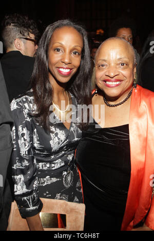 New York, New York, USA. 4. Juni, 2019. (L - R) Autor / Kunst Erzieher Sarah E. Lewis und Thema. Arts Erzieher Dr. Deb Willis nehmen an der 2019 Gordon Parks Foundation Awards Abendessen und Auktion Innen feiert die Kunst & soziale Gerechtigkeit an Cipriani 42nd Street am 4. Juni 2019 in New York City statt. Quelle: MPI 43/Media Punch/Alamy leben Nachrichten Stockfoto