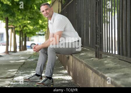 05. Juni 2019, Sachsen, Görlitz: Sebastian Wippel, AfD Mitglied des Landtags und Oberbürgermeister Kandidat für Görlitz, sitzt am Rande einer Wahlkampfveranstaltung seiner Partei an einem Zaun. Am 16. Juni 2019, die zweite Runde der Bürgermeisterwahl findet in der Neiße Stadt nehmen. Foto: Sebastian Kahnert/dpa-Zentralbild/dpa Stockfoto