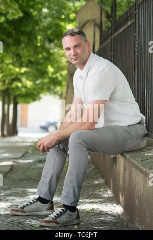 05. Juni 2019, Sachsen, Görlitz: Sebastian Wippel, AfD Mitglied des Landtags und Oberbürgermeister Kandidat für Görlitz, sitzt am Rande einer Wahlkampfveranstaltung seiner Partei an einem Zaun. Am 16. Juni 2019, die zweite Runde der Bürgermeisterwahl findet in der Neiße Stadt nehmen. Foto: Sebastian Kahnert/dpa-Zentralbild/dpa Stockfoto