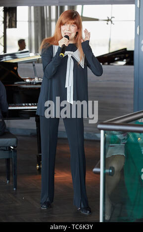 Hamburg, Deutschland. 04 Juni, 2019. Katja Ebstein, Sänger, ist auf der Bühne des Damen Mittagessen für Schlaganfall - betroffene Kinder im Le Meridien Hamburg. Quelle: Georg Wendt/dpa/Alamy leben Nachrichten Stockfoto