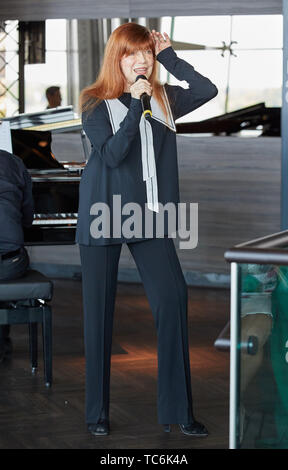 Hamburg, Deutschland. 04 Juni, 2019. Katja Ebstein, Sänger, ist auf der Bühne des Damen Mittagessen für Schlaganfall - betroffene Kinder im Le Meridien Hamburg. Quelle: Georg Wendt/dpa/Alamy leben Nachrichten Stockfoto