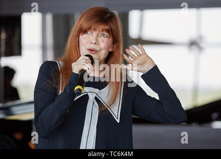 Hamburg, Deutschland. 04 Juni, 2019. Katja Ebstein, Sänger, ist auf der Bühne des Damen Mittagessen für Schlaganfall - betroffene Kinder im Le Meridien Hamburg. Quelle: Georg Wendt/dpa/Alamy leben Nachrichten Stockfoto