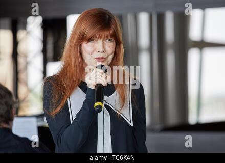 Hamburg, Deutschland. 04 Juni, 2019. Katja Ebstein, Sänger, ist auf der Bühne des Damen Mittagessen für Schlaganfall - betroffene Kinder im Le Meridien Hamburg. Quelle: Georg Wendt/dpa/Alamy leben Nachrichten Stockfoto