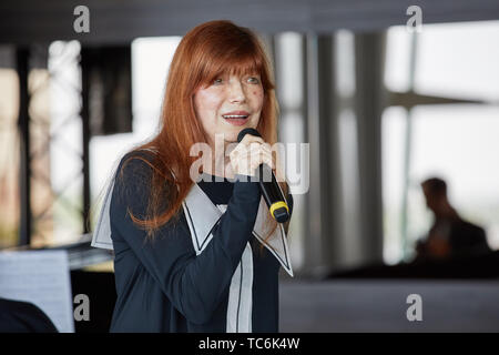 Hamburg, Deutschland. 04 Juni, 2019. Katja Ebstein, Sänger, ist auf der Bühne des Damen Mittagessen für Schlaganfall - betroffene Kinder im Le Meridien Hamburg. Quelle: Georg Wendt/dpa/Alamy leben Nachrichten Stockfoto