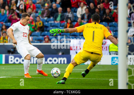 Porto, Portugal. 05 Juni, 2019. Portugals Torwart, Rui Patricio (R) und der Schweiz player, Xherdan Shaqiri (R) in Aktion während der UEFA Nationen League Finale im Dragon Stadion in Porto, Portugal. (Portugal 3:1 Schweiz) Credit: SOPA Images Limited/Alamy leben Nachrichten Stockfoto