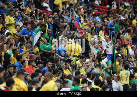 Brasilia, Brasilien. 5. Juni 2019. Fans der brasilianischen Fußball-Nationalmannschaft anfeuern während der internationalen Freundschaftsspiel zwischen Brasilien und Katar vor der bevorstehenden Copa America Fußball Turnier in Brasilia, Brasilien, 5. Juni 2019. Brasilien gewann 2:0. Credit: Li Ming/Xinhua/Alamy leben Nachrichten Stockfoto