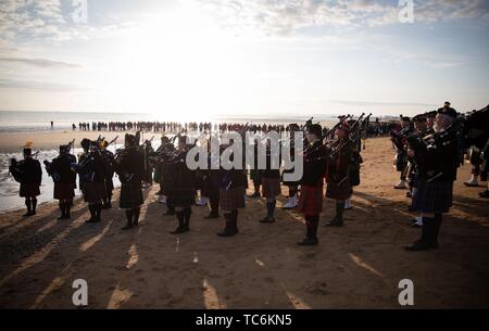 Collevillette, Frankreich. 06 Juni, 2019. Britische bagpipers nehmen teil an einer Gedenkveranstaltung am D-Day auf Collevillette Strand. Es erinnert an den 75. Jahrestag der Landung der alliierten Truppen in der Normandie. Foto: Kay Nietfeld/dpa Quelle: dpa Picture alliance/Alamy leben Nachrichten Stockfoto