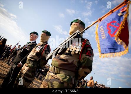 Collevillette, Frankreich. 06 Juni, 2019. Der britische D-Day Veteran, Roy Maxwell (l, 97), steht zusammen mit französischen Soldaten am Strand von Collevillette bei einer Gedenkfeier. Es erinnert an den 75. Jahrestag der Landung der alliierten Truppen in der Normandie. Foto: Kay Nietfeld/dpa Quelle: dpa Picture alliance/Alamy leben Nachrichten Stockfoto