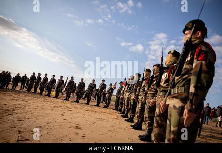 Collevillette, Frankreich. 06 Juni, 2019. Der britische D-Day Veteran, Roy Maxwell (97, M), steht zusammen mit französischen Soldaten am Strand von Collevillette bei einer Gedenkfeier. Es erinnert an den 75. Jahrestag der Landung der alliierten Truppen in der Normandie. Foto: Kay Nietfeld/dpa Quelle: dpa Picture alliance/Alamy leben Nachrichten Stockfoto