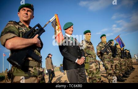Collevillette, Frankreich. 06 Juni, 2019. Der britische D-Day Veteran, Roy Maxwell (2. von links, 97), steht zusammen mit französischen Soldaten am Strand von Collevillette bei einer Gedenkfeier. Es erinnert an den 75. Jahrestag der Landung der alliierten Truppen in der Normandie. Foto: Kay Nietfeld/dpa Quelle: dpa Picture alliance/Alamy leben Nachrichten Stockfoto
