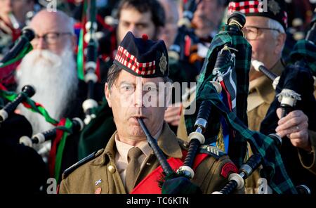 Collevillette, Frankreich. 06 Juni, 2019. Britische bagpipers nehmen teil an einer Gedenkveranstaltung am D-Day auf Collevillette Strand. Es erinnert an den 75. Jahrestag der Landung der alliierten Truppen in der Normandie. Foto: Kay Nietfeld/dpa Quelle: dpa Picture alliance/Alamy leben Nachrichten Stockfoto