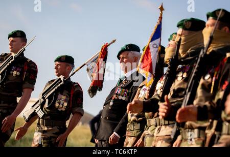 Collevillette, Frankreich. 06 Juni, 2019. Der britische D-Day Veteran, Roy Maxwell (M, 97), steht zusammen mit französischen Soldaten am Strand von Collevillette bei einer Gedenkfeier. Es erinnert an den 75. Jahrestag der Landung der alliierten Truppen in der Normandie. Foto: Kay Nietfeld/dpa Quelle: dpa Picture alliance/Alamy leben Nachrichten Stockfoto