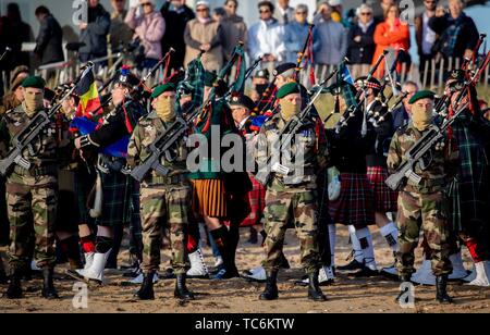 Collevillette, Frankreich. 06 Juni, 2019. Die französischen Soldaten stehen auf dem Strand von Collevillette bei einer Gedenkfeier. Es erinnert an den 75. Jahrestag der Landung der alliierten Truppen in der Normandie. Foto: Kay Nietfeld/dpa Quelle: dpa Picture alliance/Alamy leben Nachrichten Stockfoto