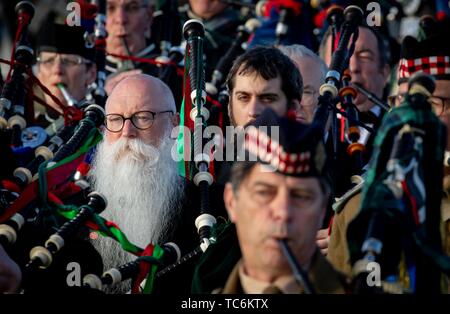Collevillette, Frankreich. 06 Juni, 2019. Britische bagpipers nehmen teil an einer Gedenkveranstaltung am D-Day auf Collevillette Strand. Es erinnert an den 75. Jahrestag der Landung der alliierten Truppen in der Normandie. Foto: Kay Nietfeld/dpa Quelle: dpa Picture alliance/Alamy leben Nachrichten Stockfoto