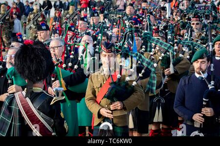 Collevillette, Frankreich. 06 Juni, 2019. Britische bagpipers nehmen teil an einer Gedenkveranstaltung am D-Day auf Collevillette Strand. Es erinnert an den 75. Jahrestag der Landung der alliierten Truppen in der Normandie. Foto: Kay Nietfeld/dpa Quelle: dpa Picture alliance/Alamy leben Nachrichten Stockfoto