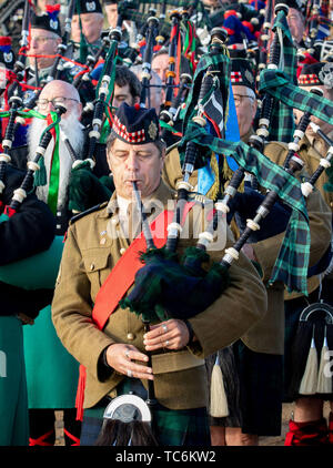 Collevillette, Frankreich. 06 Juni, 2019. Britische bagpipers nehmen teil an einer Gedenkveranstaltung am D-Day auf Collevillette Strand. Es erinnert an den 75. Jahrestag der Landung der alliierten Truppen in der Normandie. Foto: Kay Nietfeld/dpa Quelle: dpa Picture alliance/Alamy leben Nachrichten Stockfoto