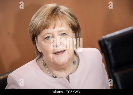 Berlin, Deutschland. 06 Juni, 2019. Bundeskanzlerin Angela Merkel (CDU) wartet auf den Beginn der Kabinettssitzung im Kanzleramt. Quelle: Michael Kappeler/dpa/Alamy leben Nachrichten Stockfoto