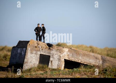 06 Juni 2019, France (Frankreich), Courseulles-Sur-Mer: Französische Polizisten stehen am Rande eines D-Day Gedenken an einen Bunker auf Juno Beach. Es erinnert an den 75. Jahrestag der Landung der alliierten Truppen in der Normandie. Foto: Kay Nietfeld/dpa Stockfoto