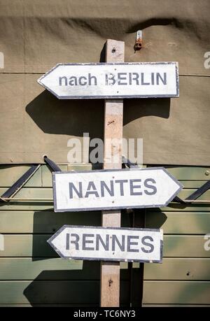 Merville, Frankreich. 06 Juni, 2019. Wegweiser zu Berlin, Nantes und Rennes sind auf der Artillerie batterie Standort befinden. Es erinnert an den 75. Jahrestag der Landung der alliierten Truppen in der Normandie. Foto: Kay Nietfeld/dpa Quelle: dpa Picture alliance/Alamy leben Nachrichten Stockfoto