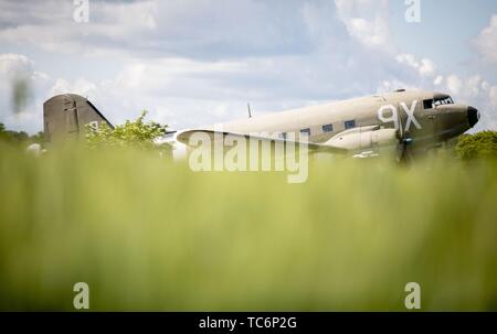 Merville, Frankreich. 06 Juni, 2019. Eine Douglas C 47 Dakota steht auf dem Gelände der Artillerie Batterie auf der 75. Jahrestag der Landung der alliierten Truppen in der Normandie. Mit diesen Transport Flugzeuge Die meisten fallschirmspringer wurden am D-Day zu den Sprung Positionen geflogen. Es erinnert an den 75. Jahrestag der Landung der alliierten Truppen in der Normandie. Foto: Kay Nietfeld/dpa Quelle: dpa Picture alliance/Alamy leben Nachrichten Stockfoto