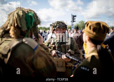 Merville, Frankreich. 06 Juni, 2019. 06 Juni 2019, France (Frankreich), Caen: Auf der 75. Jahrestag der Landung der alliierten Truppen in der Normandie, Briten in historischen Uniformen, nehmen an einer Veranstaltung im Pegasus Bridge in der Nähe von Caen. Die Region erinnert an den 75. Jahrestag der Landung der alliierten Truppen in der Normandie. Foto: Kay Nietfeld/dpa Quelle: dpa Picture alliance/Alamy leben Nachrichten Stockfoto