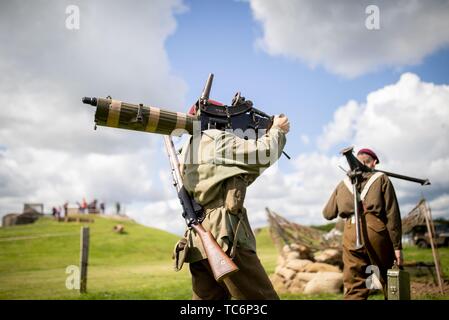 Merville, Frankreich. 06 Juni, 2019. Soldaten tragen schwere Waffen über die artillerie Batterie auf der 75. Jahrestag der Landung der alliierten Truppen in der Normandie. Es erinnert an den 75. Jahrestag der Landung der alliierten Truppen in der Normandie. Foto: Kay Nietfeld/dpa Quelle: dpa Picture alliance/Alamy leben Nachrichten Stockfoto