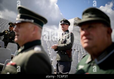 Merville, Frankreich. 06 Juni, 2019. Zum 75. Jahrestag der Landung der alliierten Truppen in der Normandie, Franzosen in deutschen Uniformen stehen auf einer Tribüne auf dem Gelände der Artillerie Batterie. Die Region erinnert an den 75. Jahrestag der Landung der alliierten Truppen in der Normandie. Foto: Kay Nietfeld/dpa Quelle: dpa Picture alliance/Alamy leben Nachrichten Stockfoto