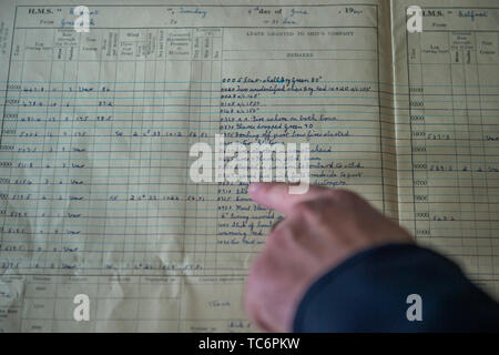 London, Großbritannien. 06 Juni, 2019. Die Schiffe original aus D log-Tag mit Eintrag, 27.05 Brand mit voller Breitseite auf Port geöffnet - Imperial War Museum markiert den 75. Jahrestag der D-Day Landungen an Bord der HMS Belfast. Credit: Guy Bell/Alamy leben Nachrichten Stockfoto