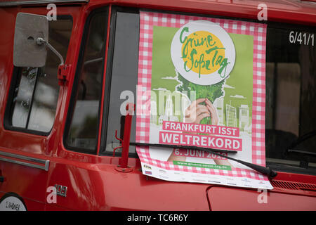 06.Juni 2019 Hessen, Frankfurt/Main: Dieses Plakat wirbt für "Grüne Soße" auf einem Auto. Einen Weltrekord Versuch wird in der Mainmetropole laufen, bis der Abend, bei dem mindestens 231,771 Portionen gegessen werden muss. Foto: Boris Roessler/dpa Stockfoto