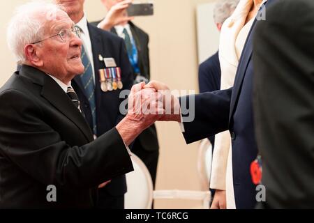 Portsmouth, Großbritannien. 05 Juni, 2019. Us-Präsident Donald Trump erfüllt mit dem Zweiten Weltkrieg Veteranen und ihre Familien während eines D - Tag der nationalen Gedenkveranstaltung auf dem Southsea Common Juni 5, 2019 in Portsmouth, England. Die Staats- und Regierungschefs versammelt, an der Südküste von England, wo Truppen für den D-Day assault 75 - Jahre - vor Abreise. Credit: Planetpix/Alamy leben Nachrichten Stockfoto