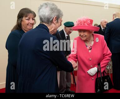 Portsmouth, Großbritannien. 05 Juni, 2019. HRH Queen Elizabeth II trifft sich mit WW2-Veteranen und Angehörige während eines D - Tag der nationalen Gedenkveranstaltung auf dem Southsea Common Juni 5, 2019 in Portsmouth, England. Die Staats- und Regierungschefs versammelt, an der Südküste von England, wo Truppen für den D-Day assault 75 - Jahre - vor Abreise. Credit: Planetpix/Alamy leben Nachrichten Stockfoto