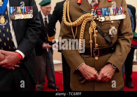 Portsmouth, Großbritannien. 05 Juni, 2019. Ältere Weltkrieg zwei Veteranen ihre Medaillen während einer Veranstaltung zur Markierung der 75. Jahrestag des D-Day an der Southsea Common Juni 5, 2019 in Portsmouth, England trägt. Die Staats- und Regierungschefs versammelt, an der Südküste von England, wo Truppen für den D-Day assault 75 - Jahre - vor Abreise. Credit: Planetpix/Alamy leben Nachrichten Stockfoto