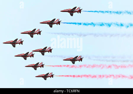 Portsmouth, Großbritannien. 05 Juni, 2019. Die Royal Air Force Red Arrows demonstration Squadron fliegt über während einer Veranstaltung zur Markierung der 75. Jahrestag des D-Day an der Southsea Common Juni 5, 2019 in Portsmouth, England. Die Staats- und Regierungschefs versammelt, an der Südküste von England, wo Truppen für den D-Day assault 75 - Jahre - vor Abreise. Credit: Planetpix/Alamy leben Nachrichten Stockfoto